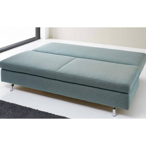 Ein blaues, zu einem Doppelbett ausgeklapptes Sofa
