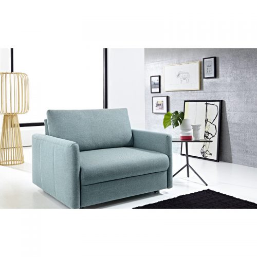 Ein grünblauer Sessel, der sich zu einem Einzelbett ausklappen lässt
