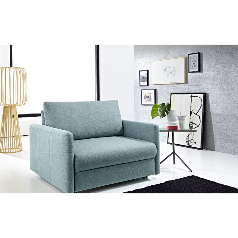 Ein grünblauer Sessel, der sich zu einem Einzelbett ausklappen lässt