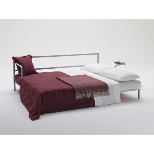 Willy Side Bett ausgeklappt mit roter Tagesdecke
