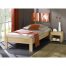 Ein Einzelbett aus hellem Holz mit passendem Nachttisch