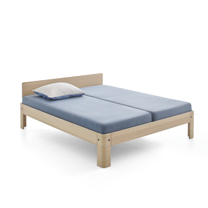 Helles Bett aus Eichenholz mit blauer Matratze von Auping